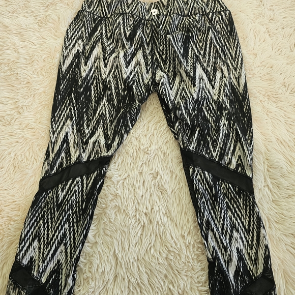 Avia Black and White Zigzag Leggings - Picture 3 of 4